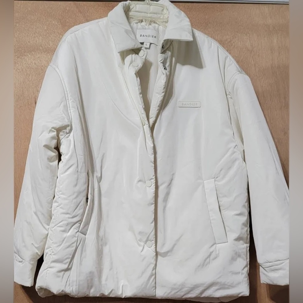 Bandier Women's Cream Puffer Jacket New Size Small.